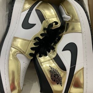 Air Jordan 1 Mid SE metallic gold/black-white
